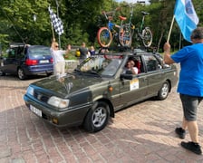 Uczestnicy Rajdu dla Zuchwałych i ich samochody