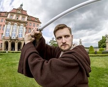 <p>III Letni Festiwal Tajemnic. Na zdjęciu mężczyzna przebrany za postać z Gwiezdnych Wojen. W rękach trzyma miecz świetlny&nbsp;</p>