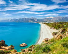 <p><strong>1. Antalya</strong></p>
<p>Ten kurort Riwiery Tureckiej jest niekwestionowanym liderem wśr&oacute;d połączeń czarterowych z Wrocławia. Od maja do końca lipca Port Lotniczy Wrocław obsłużył na tym kierunku 100 601 pasażer&oacute;w. Miasto, kt&oacute;rego symbolem jest pomarańcza, to mekka turyst&oacute;w &ndash; słynie z doskonałej bazy hotelowej, turkusowej wody, zabytkowych uliczek i niesamowitego krajobrazu z g&oacute;rami Taurus w tle. Antalya jest także znakomitą bazą wypadową do zwiedzania okolicy. Niedaleko miasta znajduje się wodospad Kurşunlu oraz ruiny miasta Termessos.</p>