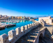 <p><strong>4.&nbsp; Heraklion</strong></p>
<p>Największe miasto na Krecie zajmuje czwarte miejsce w zestawieniu najpopularniejszych kierunk&oacute;w czarterowych z Wrocławia. Łączna liczba pasażer&oacute;w na tym kierunku wyniosła 17 426 os&oacute;b. Miasto oferuje turystom nie tylko wypoczynek na plażach, ale także jest gratką dla miłośnik&oacute;w historii &ndash; w Heraklionie znajdują się m.in. dawne weneckie mury obronne czy bazylika Agios Marcos.</p>