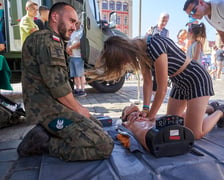 <p>Wystawa sprzętu wojskowego na rynku przyciągnęła tłumy zwiedzających, nie tylko dorosłych, ale i dzieciaki</p>