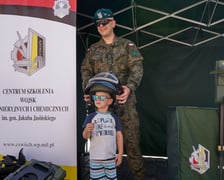 <p>Wystawa sprzętu wojskowego na rynku przyciągnęła tłumy zwiedzających, nie tylko dorosłych, ale i dzieciaki</p>