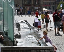 Nawet ponad 30-stopniowe upały nie zmniejszają atrakcyjności wrocławskiego Rynku. Jak zwykle tętni życiem.