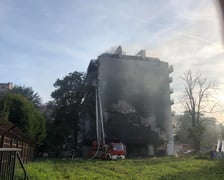 <p>Pożar elewacji kamienicy na rogu ulic Pułaskiego i Komuny Paryskiej</p>