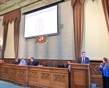 Kobiety i mężczyźni na sesji Rady Miejskiej Wrocławia, 14 lipca