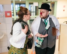 <p>Klowni medyczni Z Fundacji Czerwone Noski podczas pracy, ktora polega na&nbsp;rozweselaniu dzieci w szpitalu</p>