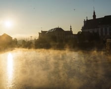 Piękne widoki w zamglony poranek