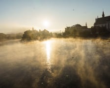 Piękne widoki w zamglony poranek