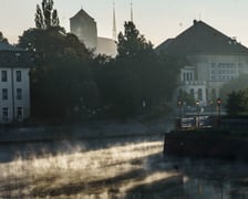 Piękne widoki w zamglony poranek