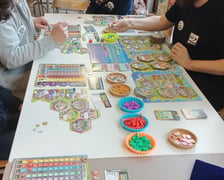 Wrocławski Festiwal Gier Planszowych Gratislavia - na zdjęciu uczestnicy oraz gry planszowe