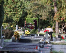 <p>Ostatnie przygotowania do dnia Wszystkich Świętych na cmentarzu Osobowickim</p>