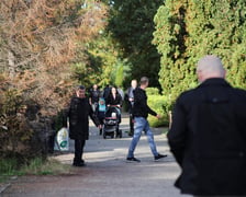 <p>Ostatnie przygotowania do dnia Wszystkich Świętych na cmentarzu Osobowickim</p>