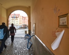 <p>Przejście między pl. Solnym a ul. Szajnochy z Punktem Wymiany Poezji</p>