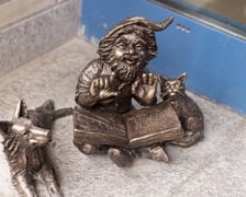 Krasnal przed budynkiem III LO we Wrocławiu