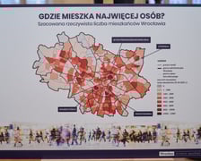 <p>plansza przedstawiająca szacunkową rzeczywistą liczbę ludności w poszczeg&oacute;lnych częściach Wrocławia</p>