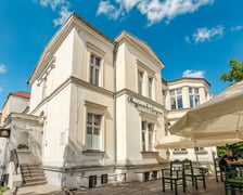 Bracia Isidor i Jacob Alexander, wrocławscy bankierzy, wybudowali według tego samego projektu dwie wille po obu stronach dzisiejszej ulicy Liskego. Ocalała tylko budowla przy dzisiejszej ul. Grunwaldzkiej 98.
