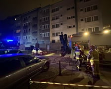 Z "ukrytym pożarem" walczy 5 jednostek straży pożarnej