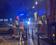 Z "ukrytym pożarem" walczy 5 jednostek straży pożarnej