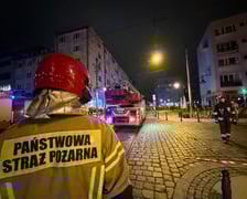 Z "ukrytym pożarem" walczy 5 jednostek straży pożarnej
