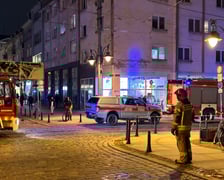 Z "ukrytym pożarem" walczy 5 jednostek straży pożarnej