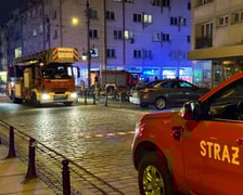 Z "ukrytym pożarem" walczy 5 jednostek straży pożarnej