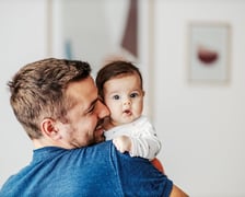 <h2>Dofinansowanie pobytu dziecka w żłobku. Żłobkowe. Wniosek</h2>
<p>Wniosek o dofinansowanie można złożyć najwcześniej w dniu, w kt&oacute;rym dziecko zacznie uczęszczać do żłobka, klubu dziecięcego lub dziennego opiekuna.</p>
<p>- Jeżeli wniosek wpłynie do nas w ciągu 2 miesięcy od tego dnia, od kt&oacute;rego dziecko chodzi do żłobka to wtedy przyznajemy dofinansowanie z wyr&oacute;wnaniem &ndash; m&oacute;wi Iwona Kowalska-Matis regionalny rzecznik prasowy ZUS na Dolnym Śląsku.</p>
<p>Jak wyjaśnia rzeczniczka oznacza to, że dofinansowanie obowiązuje od dnia, w kt&oacute;rym dziecko rozpoczęło pobyt w żłobku, klubie dziecięcym lub u opiekuna dziennego. Natomiast, jeśli rodzice złożą wniosek p&oacute;źniej, to ZUS przyzna dofinansowanie od miesiąca, w kt&oacute;rym został złożony wniosek.</p>
<p>&nbsp;</p>
<p>Wniosek wysyła się do ZUS elektronicznie np. przez portal Emp@tia lub aplikację mZUS. Środki można dostawać pomimo tego, że pobiera się 800 plus.</p>