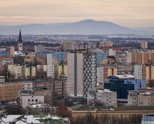 <p>W tle widać Ślężę. Panorama Wrocławia - widok z kościoła św. Elżbiety</p>