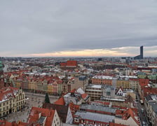<p>Rynek, a w tle Krzyki i Sky Tower. Panorama Wrocławia - widok z kościoła św. Elżbiety</p>