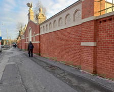 Chodnik przy ulicy Wajdy, biegnący wzdłuż ogrodzenia zoo