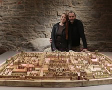 Autorzy ceramicznej makiety Strzelina: Klaudia Gaugier i Grzegorz Krupa