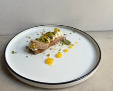 <p>Danie Art Restauracji przygotowane na Restaurant Week - wiosna 2024. Lokal mieści się przy ul. Kiełbaśniczej</p>