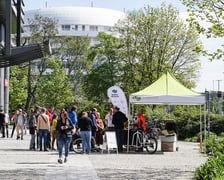 Pracownicy Zarządu Zieleni Miejskiej rozdają koło Galerii Dominikańskiej saszetki z nasionami rośli dla owadów zapylaczy