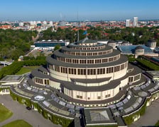 Hala Stulecia. Unijna flaga na szczycie Hali Stulecia, w tle panorama Wrocławia