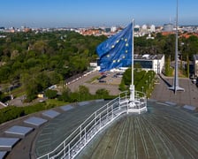 Hala Stulecia. Unijna flaga na szczycie Hali Stulecia, w tle panorama Wrocławia
