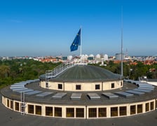 Hala Stulecia. Unijna flaga na szczycie Hali Stulecia, w tle panorama Wrocławia