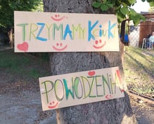 Rodzice ósmoklasistów z SP26 na Maślicach stworzyli przed szkołą motywacyjną "aleję gwiazd"