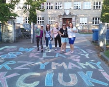 Rodzice ósmoklasistów z SP26 na Maślicach stworzyli przed szkołą motywacyjną "aleję gwiazd"