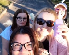 Rodzice ósmoklasistów z SP26 na Maślicach stworzyli przed szkołą motywacyjną "aleję gwiazd"