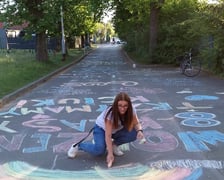 Rodzice ósmoklasistów z SP26 na Maślicach stworzyli przed szkołą motywacyjną "aleję gwiazd"