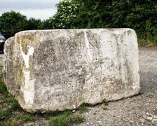 Fragment pomnika odnaleziony na Muchoborze Wielkim