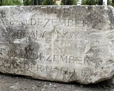 Fragment pomnika odnaleziony na Muchoborze Wielkim