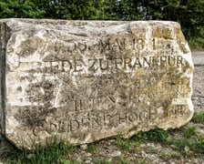 Fragment pomnika odnaleziony na Muchoborze Wielkim