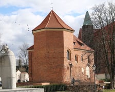 Z gołębiem na głowie. Pomnik Jana XXIII i kościół św. Marcina na Ostrowie Tumskim.