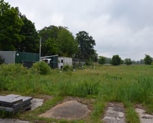 Teren wydzierżawiony przez Wody Polskie prywatnej firmie na pole biwakowe, Bartoszowice