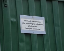 Teren wydzierżawiony przez Wody Polskie prywatnej firmie na pole biwakowe, Bartoszowice