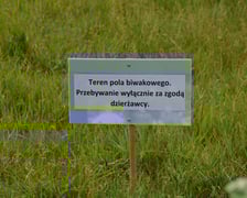 Teren wydzierżawiony przez Wody Polskie prywatnej firmie na pole biwakowe, Bartoszowice