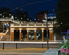 Bastion Sakwowy nocą, gdy fontanna już nie działa, a iluminacja jest przygaszona.