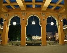 Bastion Sakwowy nocą, gdy fontanna już nie działa, a iluminacja jest przygaszona.