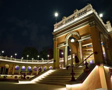 Bastion Sakwowy nocą, gdy fontanna już nie działa, a iluminacja jest przygaszona.