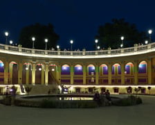 Bastion Sakwowy nocą, gdy fontanna już nie działa, a iluminacja jest przygaszona.